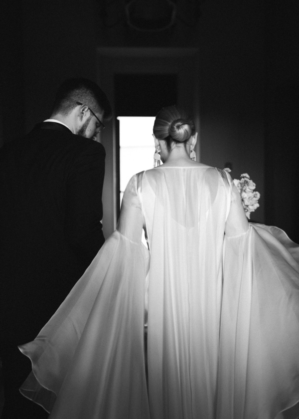 Свадьба в замке с бумажными зонтиками и