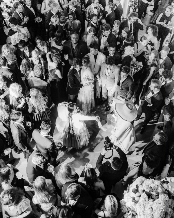 Свадебная церемония вечером — идея для романтиков