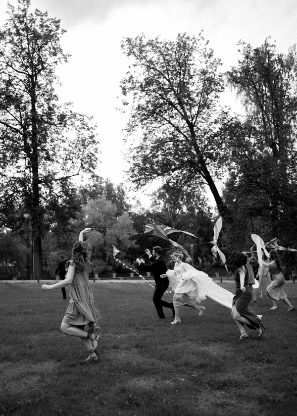 Свадьба в замке с бумажными зонтиками и