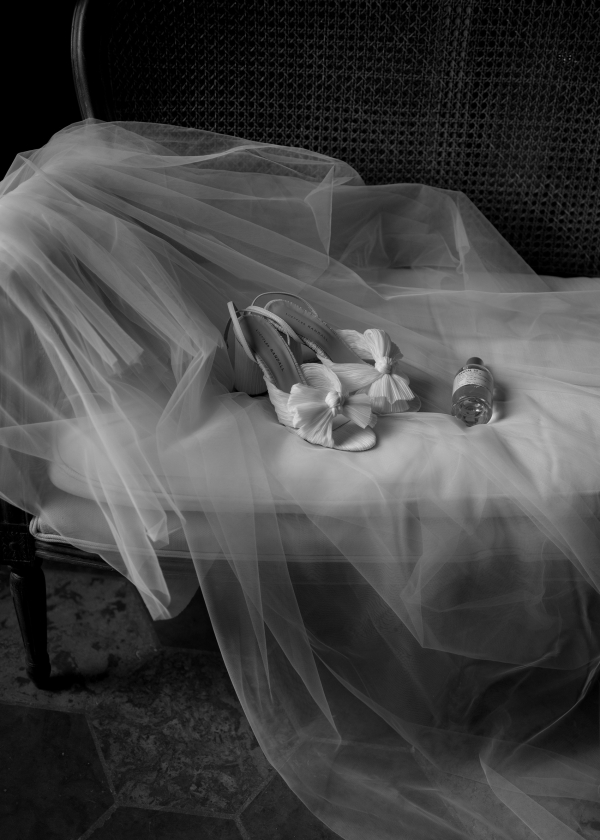 Свадьба в замке с бумажными зонтиками и