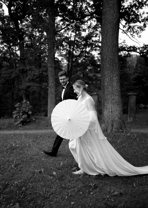 Свадьба в замке с бумажными зонтиками и