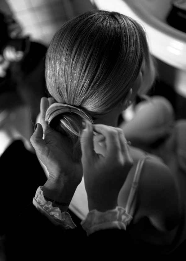 Свадьба в замке с бумажными зонтиками и