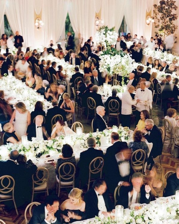 Свадебная церемония вечером — идея для романтиков