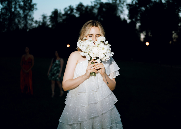 Свадьба в замке с бумажными зонтиками и