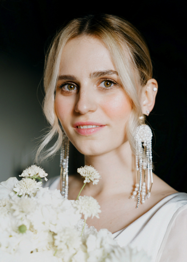 Свадьба в замке с бумажными зонтиками и