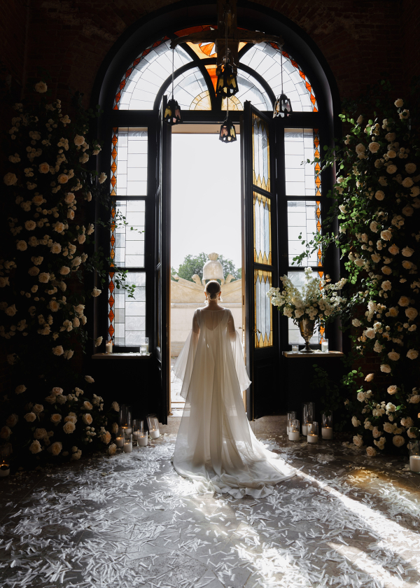 Свадьба в замке с бумажными зонтиками и