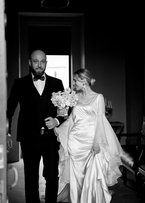 Свадьба в замке с бумажными зонтиками и