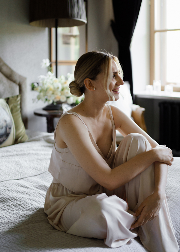 Свадьба в замке с бумажными зонтиками и