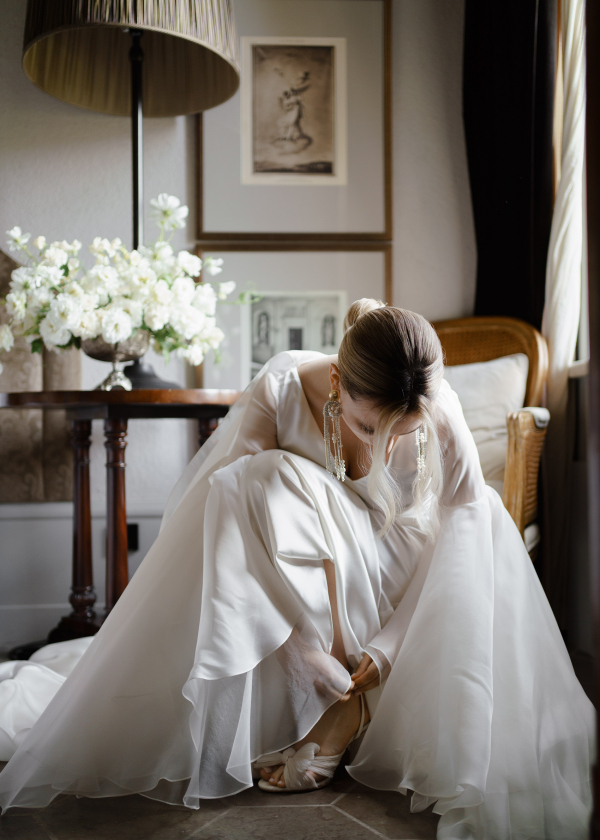 Свадьба в замке с бумажными зонтиками и