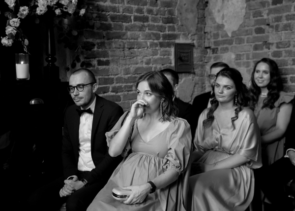 Свадьба в замке с бумажными зонтиками и