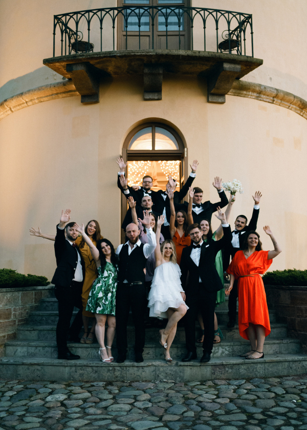 Свадьба в замке с бумажными зонтиками и