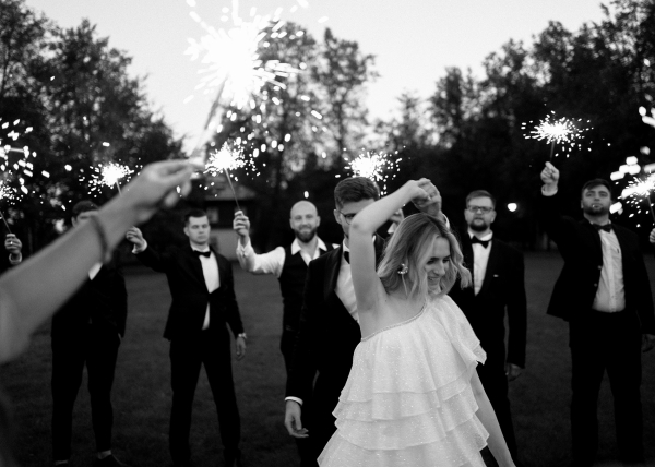 Свадьба в замке с бумажными зонтиками и