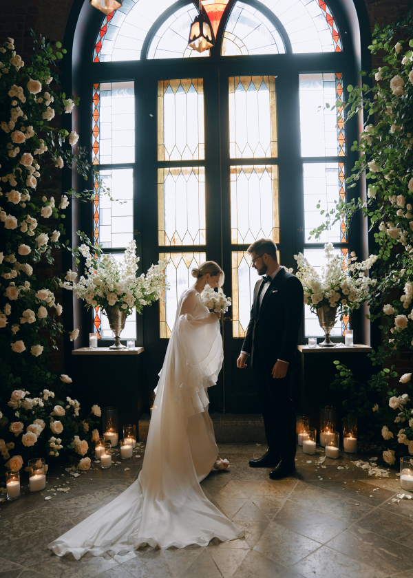 Свадьба в замке с бумажными зонтиками и