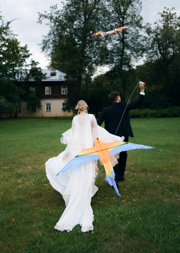 Свадьба в замке с бумажными зонтиками и