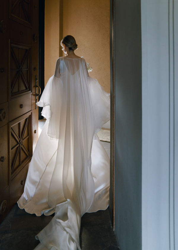 Свадьба в замке с бумажными зонтиками и