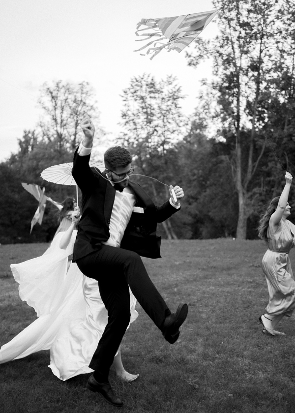 Свадьба в замке с бумажными зонтиками и