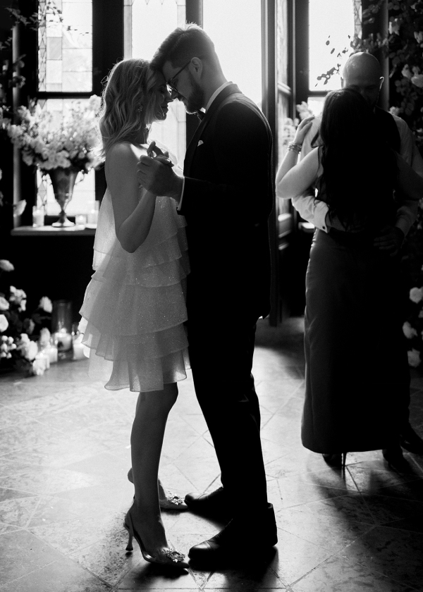 Свадьба в замке с бумажными зонтиками и