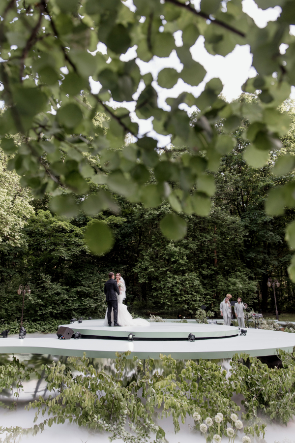 Неклассический свадебный проект на природе от WE