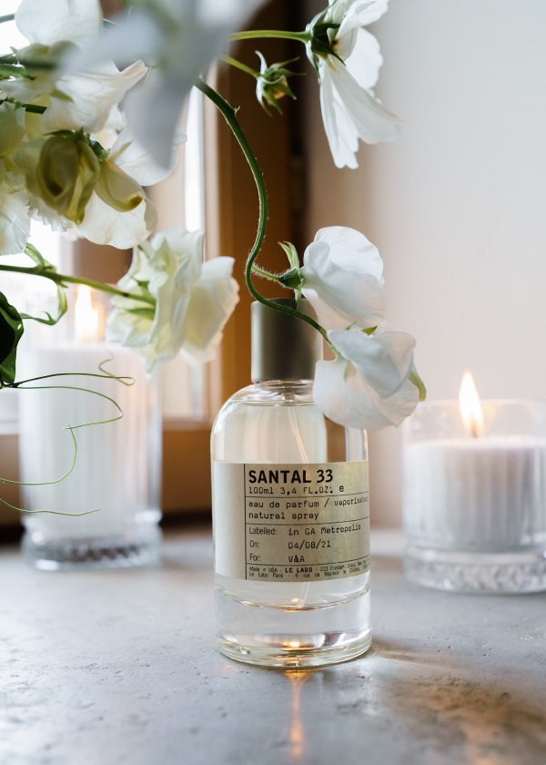 Свадьба в замке с бумажными зонтиками и