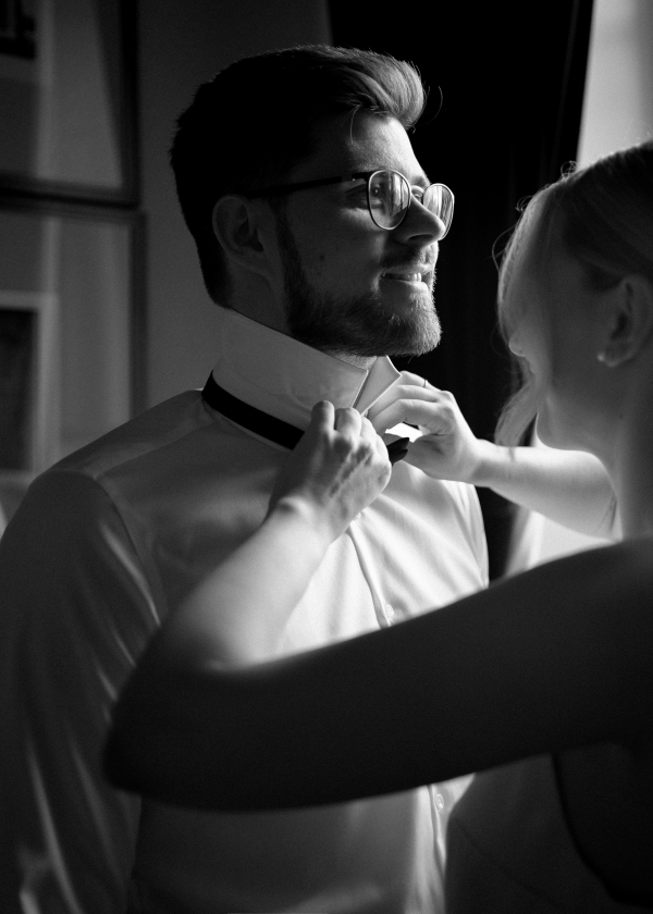 Свадьба в замке с бумажными зонтиками и