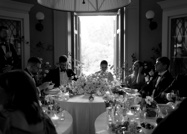 Свадьба в замке с бумажными зонтиками и