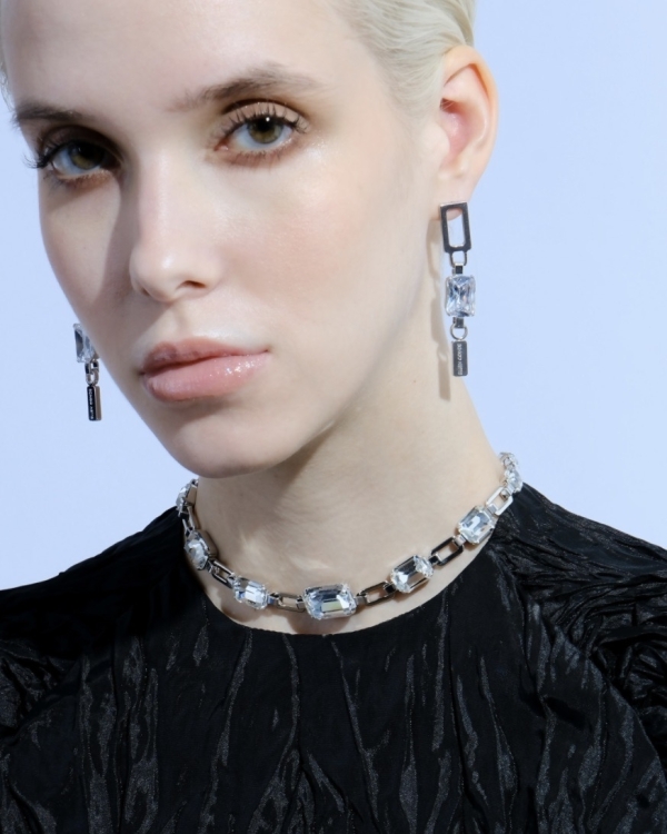 Самые модные колье с большими камнями на