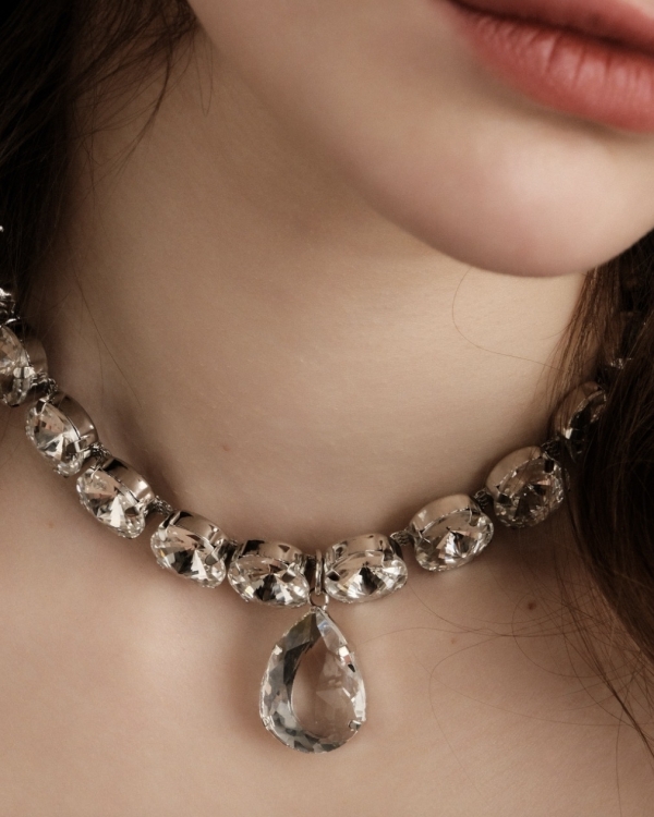 Самые модные колье с большими камнями на