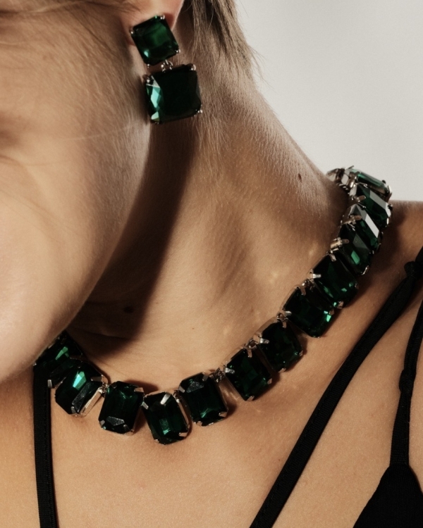 Самые модные колье с большими камнями на