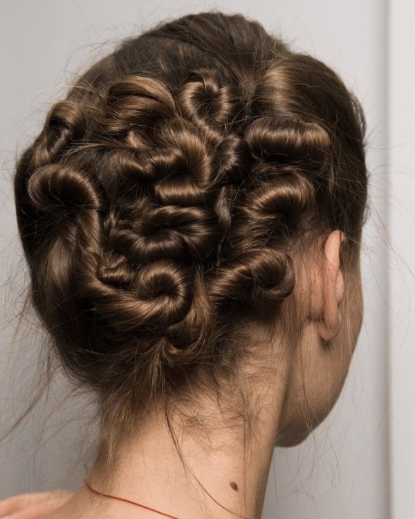 Идеи причесок с собранными волосами на свадьбу