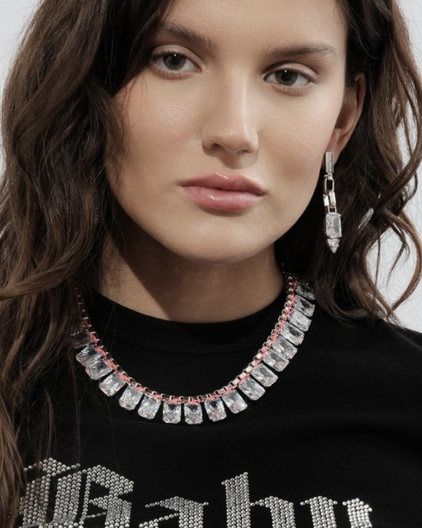 Самые модные колье с большими камнями на