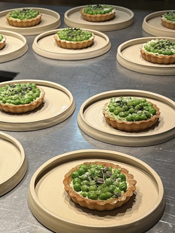 Фисташково-оливковый — главный цвет Месяца моды FW'24. Как