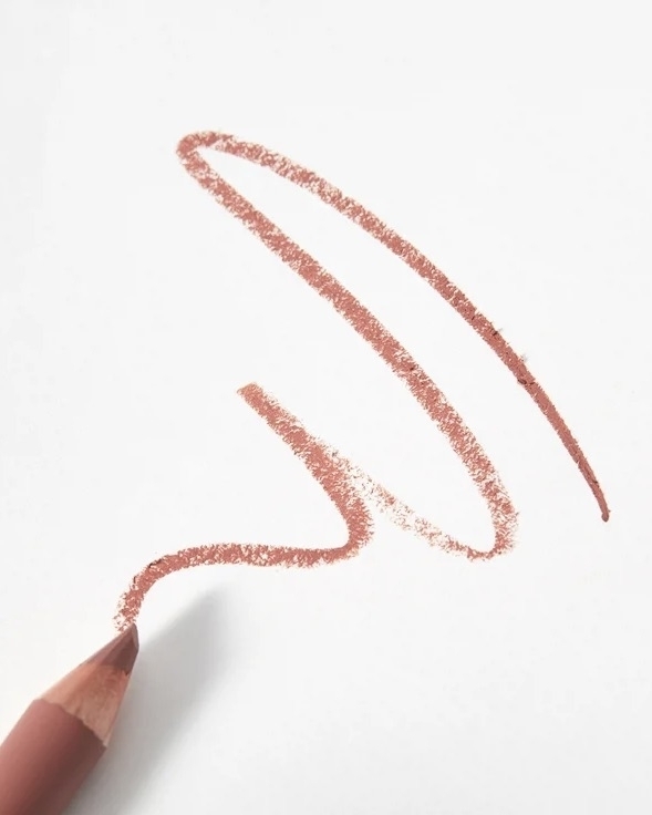 Что в косметичке у стилиста Арины Шариной?