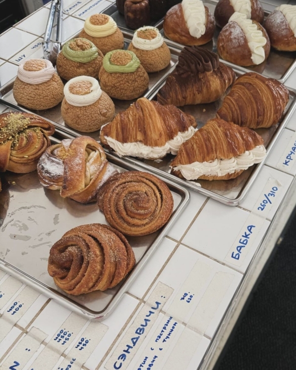 Книжный клуб в «Едва знакомы», бабка с