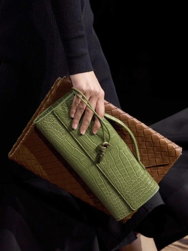 Фисташково-оливковый — главный цвет Месяца моды FW'24. Как