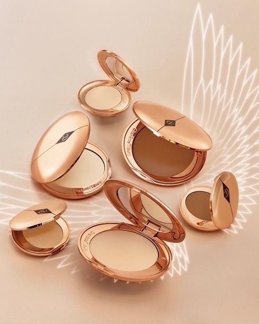 Что в косметичке у стилиста Арины Шариной?