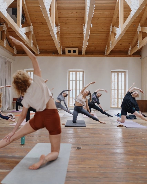 Книжный клуб в «Едва знакомы», бабка с