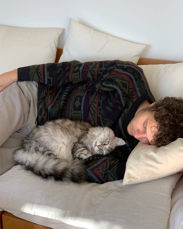 7 подкастов, которые помогут справиться с тревогой