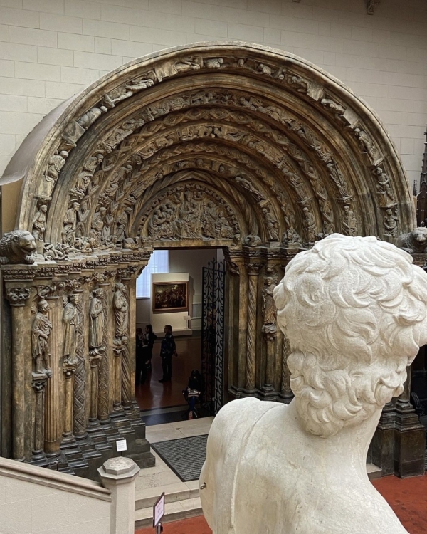 Книжный клуб в «Едва знакомы», бабка с