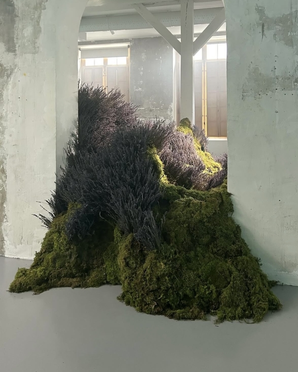 Как передавать смыслы через сет-дизайн? Интервью с