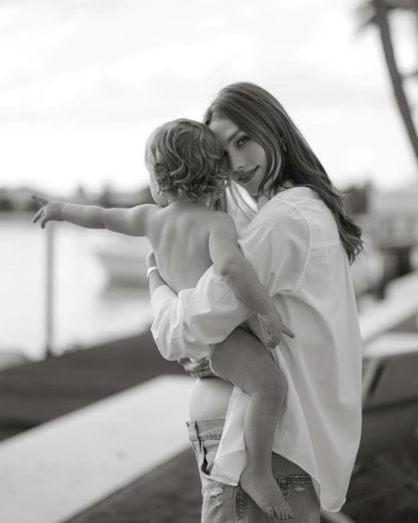 Модель Карли Клосс станет мамой в третий