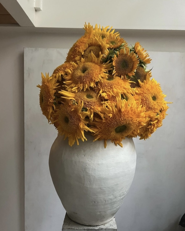 Кто создает цветочные инсталляции для мировых брендов?