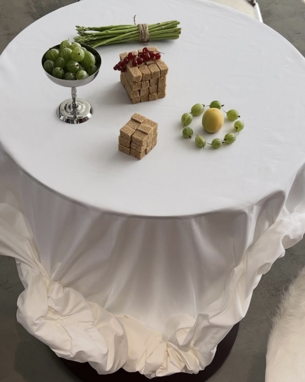 Как передавать смыслы через сет-дизайн? Интервью с