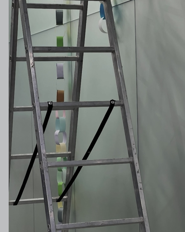 Как передавать смыслы через сет-дизайн? Интервью с