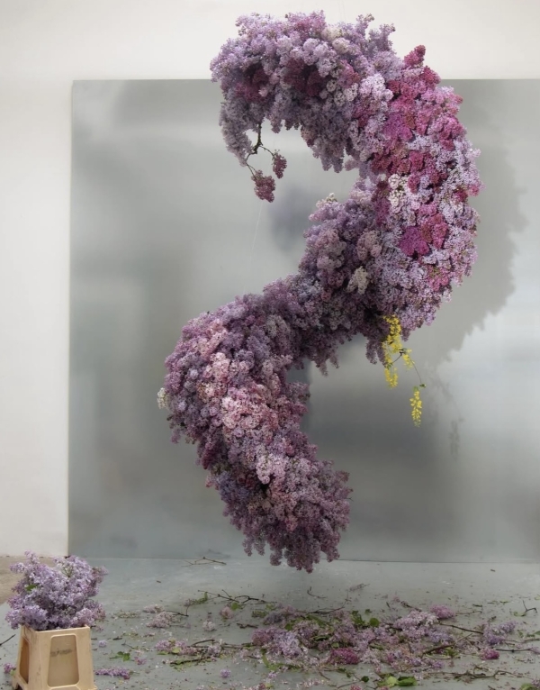 Кто создает цветочные инсталляции для мировых брендов?