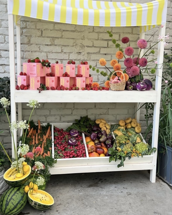 Как передавать смыслы через сет-дизайн? Интервью с