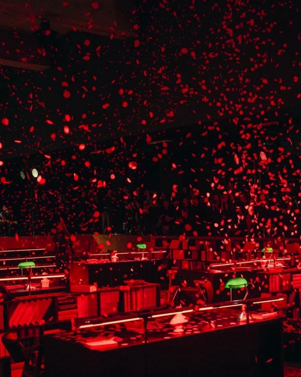 Оперный перформанс в пустом бассейне от команды