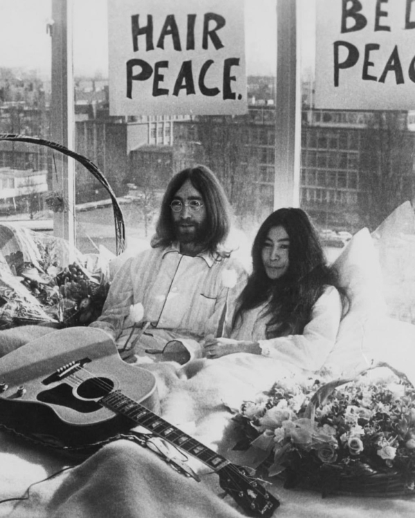 Из-за нее распались The Beatles. История любви