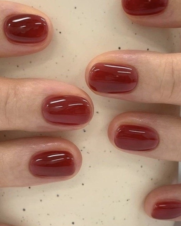 Внесезонные тренды маникюра для невест 2025