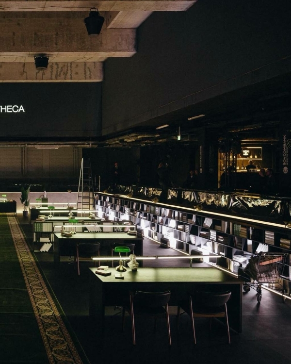 Оперный перформанс в пустом бассейне от команды