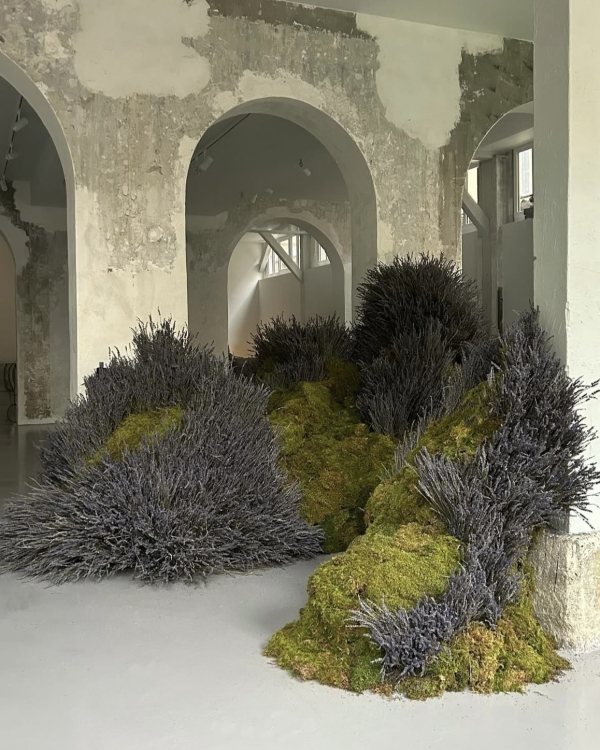 Кто создает цветочные инсталляции для мировых брендов?